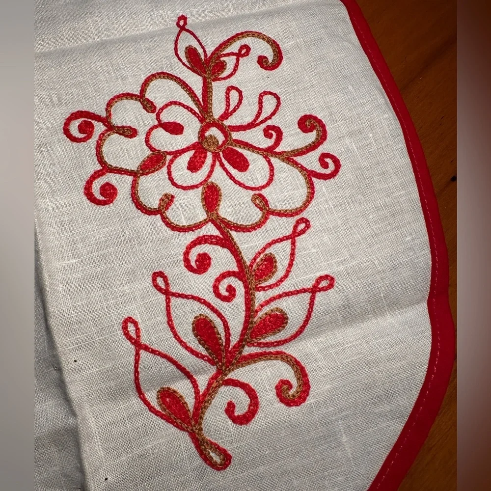Y2K Traditional Russian Embroidered Linen Centerpiece With 6 Round Napkins ~NWT
